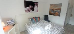 利亚内斯Prau Riu Hotel Hyundai-Asturdai的白色的卧室,床上有白色的娃娃
