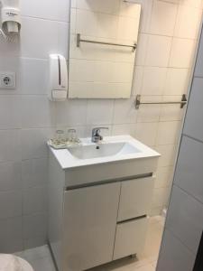 波尔图TMJ住宿加早餐旅馆的白色的浴室设有水槽和镜子