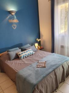 瓦劳里埃Mazet de Val d'Aury的一间卧室设有一张蓝色墙壁的大床