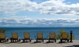德卢斯Beacon Pointe on Lake Superior的坐在海边的一排椅子