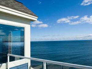 德卢斯Beacon Pointe on Lake Superior的阳台享有海景。