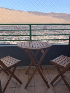伊基克Magnolia apart Con facturas的美景阳台配有一张桌子和两把椅子