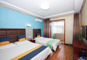 咸阳西安咸阳国际机场一米阳光酒店的酒店客房设有两张床和窗户。