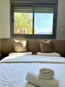 埃拉特Esterin Royal Park Apartments Eilat的一间卧室设有一张大床和窗户