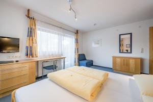 厄茨西哈特西罗斯酒店的客房设有1张床、1张办公桌和1台电视。