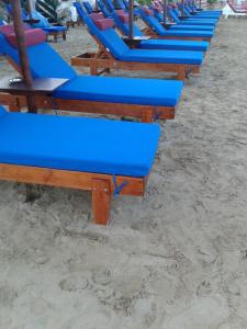 阿里拉斯PORTO-FINO的海滩上一排蓝色的躺椅
