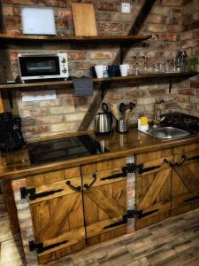 MátraterenyeMátrai Vadászház 3-Vintage Cottage的厨房配有木制橱柜和台面