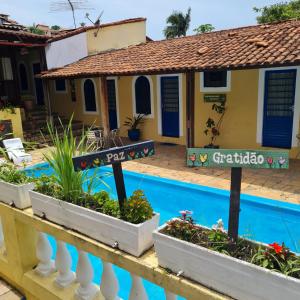 圣洛伦索Pousada do Ipê的一个带游泳池和房子的度假胜地