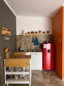 圣佩德罗·德·阿塔卡马Casa Campanario - San Pedro de Atacama, Desconéctate!的厨房配有红色冰箱和台面