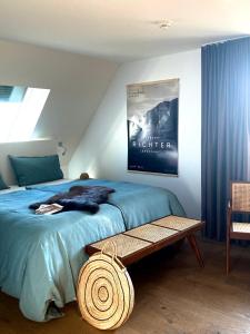 韦登斯维尔哈尔宾塞尔奥旅馆的卧室配有一张床,墙上挂着电影海报