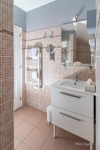 维朗德里Logis Auberge Le Colombien - Hôtel et Restaurant的浴室配有白色水槽和淋浴。