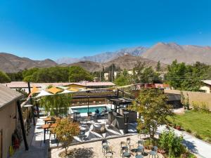 维库尼亚Solar Madariaga Hotel的一座带游泳池和山脉的度假村