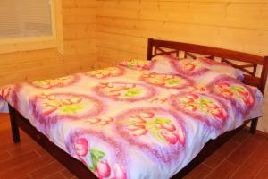 萨翁林纳SaimaanHelmi的一张粉红色和黄色的床上