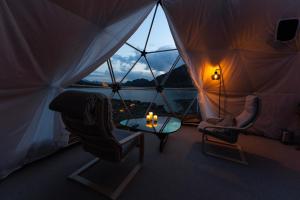 贝特斯托尔Jotunheimen Arctic Domes的帐篷内的房间,配有两把椅子和一张桌子