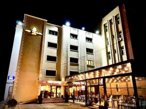 克拉约瓦MBI Travel Inn的一座建筑,在晚上有灯