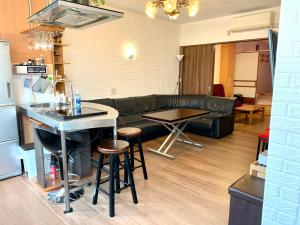 横滨YokohamaKannai HouseBar的客厅配有沙发和桌子