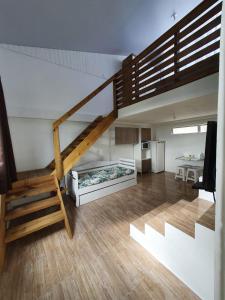 圣阿马鲁-达因佩拉特里斯Pousada Korb的一间设有楼梯的房间和一间客厅