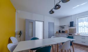 卡尔卡松Drissia&Othman Grande Casa的厨房配有白色的桌椅