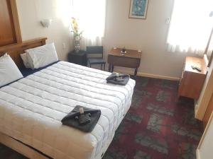 Northern Wairoa Hotel客房内的一张或多张床位