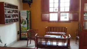 皮斯科Hostal La Casona的客房设有2把椅子、桌子和冰箱。
