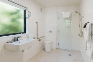 霍基蒂卡芮木旅舍的白色的浴室设有水槽和淋浴。