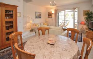 艾格-莫尔特Cozy Home In Aigues-mortes With Wifi的用餐室以及带桌椅的起居室。