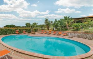 里卡迪Casa Rosa的一个带椅子的大型游泳池,一个度假村