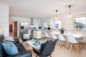 腓特烈港Hotel Frederikshavn的厨房以及带桌椅的起居室。