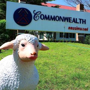 苏安庞โรงแรมคอมม่อนเวลธ์ Commonwealth Hotel&Resort的 ⁇ 在草上的一个羊雕像