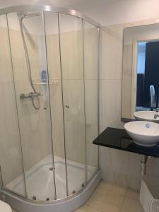 罗安达Casas de Luanda GH-Miramar的带淋浴和盥洗盆的浴室