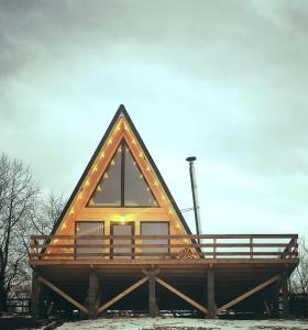 布拉索夫CABANA 365的木结构上带三角形屋顶的房子