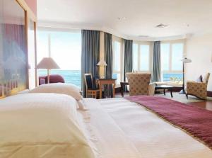 科威特皇家酒店的酒店客房设有一张大床,享有海景。