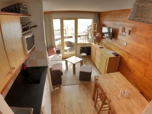 阿沃里亚兹Appartement Studio Avoriaz的一个小房子里厨房和客厅的顶部景色