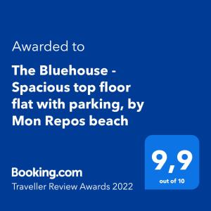 科孚镇The Bluehouse - Spacious top floor flat with parking, by Mon Repos beach的一部电话的屏幕,上面有自发的蓝色顶层公寓,有停车位