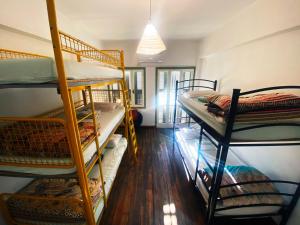 利马索尔之家旅舍客房内的一张或多张双层床