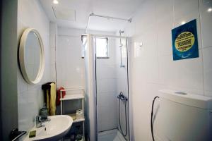 利马索尔之家旅舍的一间浴室