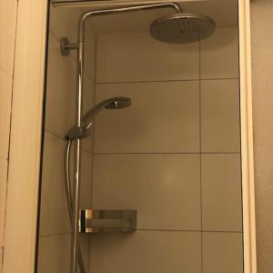 圣吕克Petit Appart de Charme Eau chaude solaire Rénovation 2021 Wifi disponible Belvedere 5的淋浴设有玻璃门和淋浴头