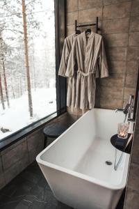 兰塔萨尔米Kuru Resort的带窗户的浴室内的白色浴缸