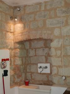 Ozzano MonferratoCascina Tornara, ritorno alle origini monferrine的浴室设有石墙和水槽