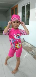 Ban Hua NaCessna Park Resort and Hotel的穿着粉红色衣服和粉红色头带的小女孩