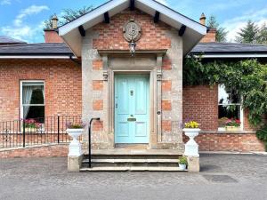 巴利米纳Oranmore的蓝色门和楼梯的砖屋