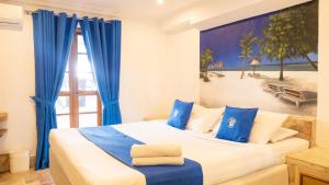 安吉利斯Clarkton Hotel Apartment的一间卧室配有一张带蓝色窗帘的大床