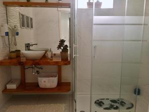 Santa BárbaraAlo Baía São Lourenço的带淋浴和盥洗盆的浴室