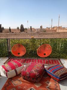 马拉喀什Stork Marrakech Luxury Hostel的庭院里一组枕头和遮阳伞