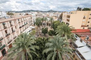 伊维萨镇Hostal Parque Ibiza的棕榈树城市的空中景观