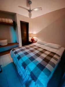 马蒂尼奥斯CAIOBA UMA QUADRA DA PRAIA的一间卧室配有一张带 ⁇ 子毯子的床