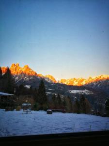 费拉迪普利米罗Baita Zeni Tirolerhof - Adult friendly的山地覆盖的雪地