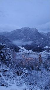 费拉迪普利米罗Baita Zeni Tirolerhof - Adult friendly的白雪覆盖的山,远处有一座城镇