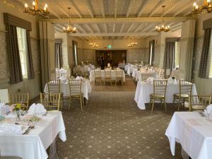 爱丁堡斯特尔阿姆斯酒店的一间设有桌椅和白色桌布的房间