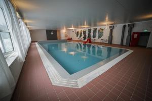 松达尔Vesterland Feriepark Hytter, hotell og leikeland的大房间的一个大型游泳池
